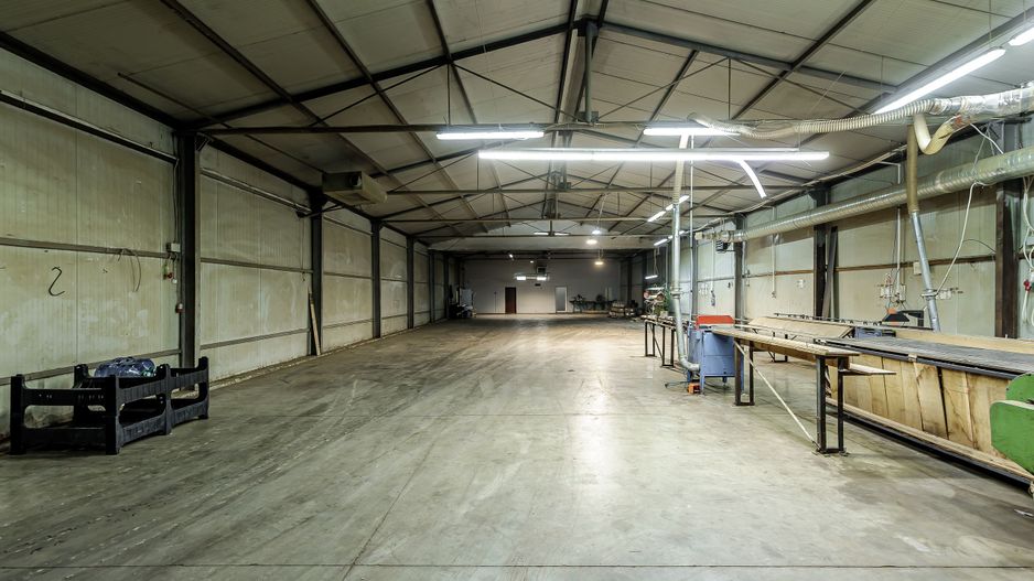 Spații industriale cu panouri fotovoltaice si platformă betonată - Poză 4