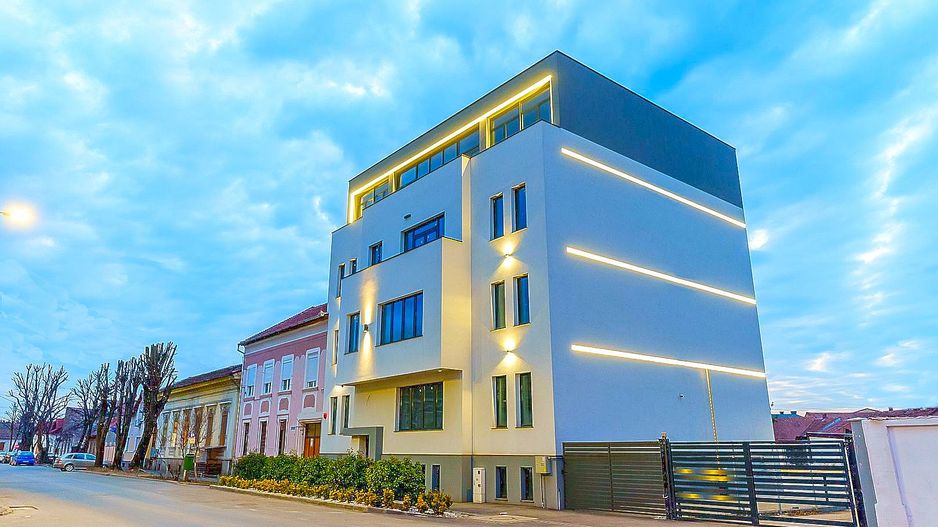 Clădire în zonă ultracentrală cu 28 de locuri de parcare - Poză 1