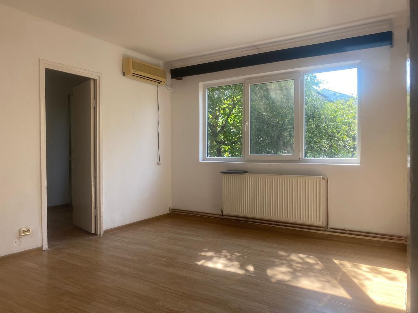 Foarte luminos! Vanzare apartament cu 3 camere in Targoviste - M11 - Poză 1