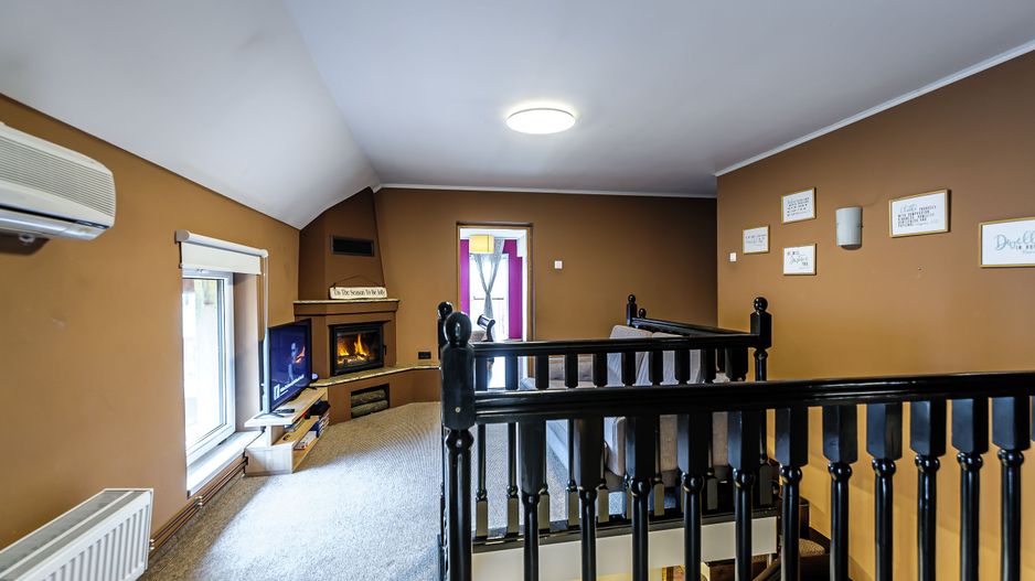 Casă generoasă cu potențial de afacere în Gai - Poză 4