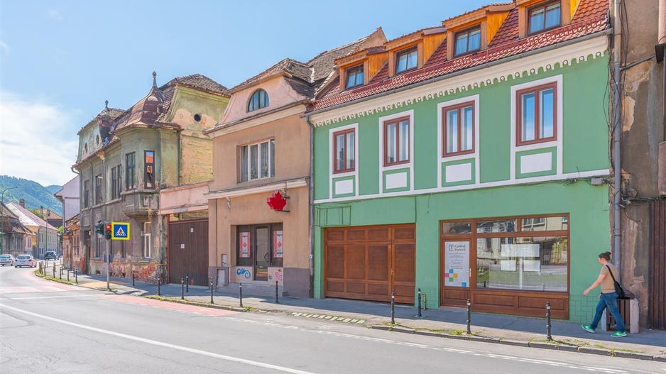 Casa cu spatiu comercial si 9 camere in zona istorica a Brasovului - Poză 1