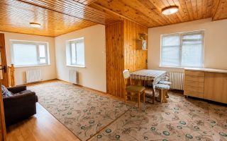 Nu este doar o vilă. Este refugiul tău verde cu 38 ari și pădurice proprie! - Poză 14