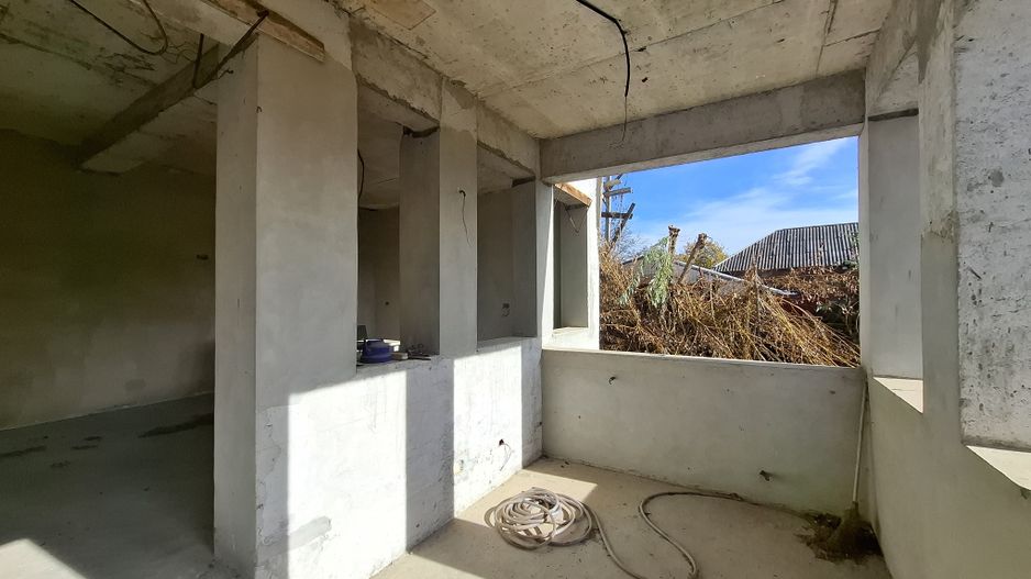 ila cu 6 camere + casă locuibilă pe teren intravilan de 1700 mp, cu vi - Poză 9