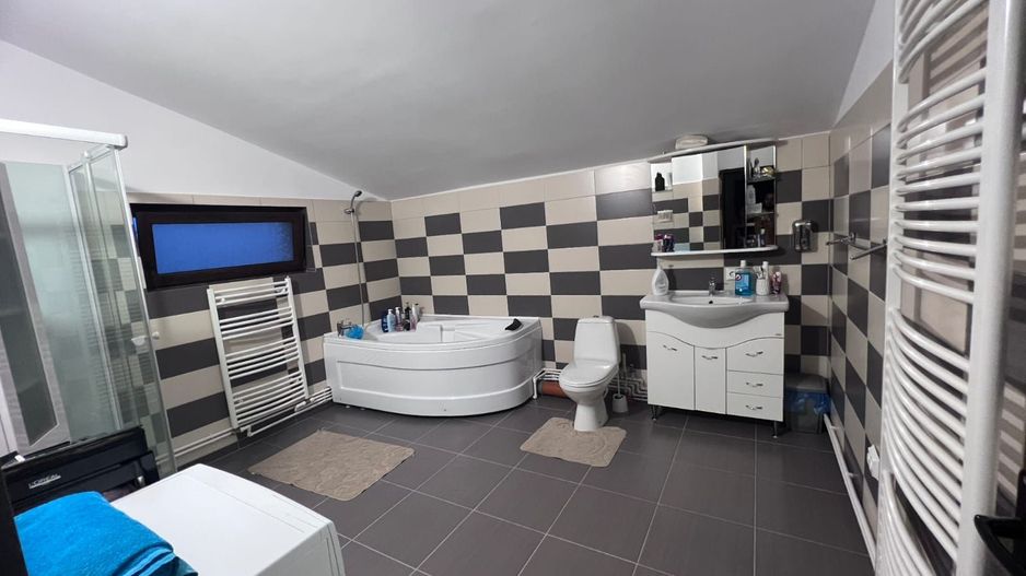 Casă spațioasă cu piscină, de vânzare în Simeria - Poză 27