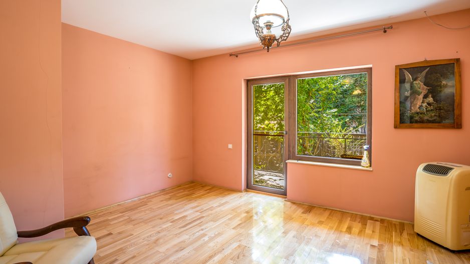 9 camere, 5 bai, spatiu hobby, gradina, garaj,locatie buna - Poză 9