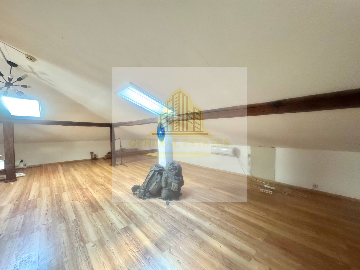 Spre Vânzare Proprietate remarcabilă cu 6 camere în inima Iașului ! - Poză 13