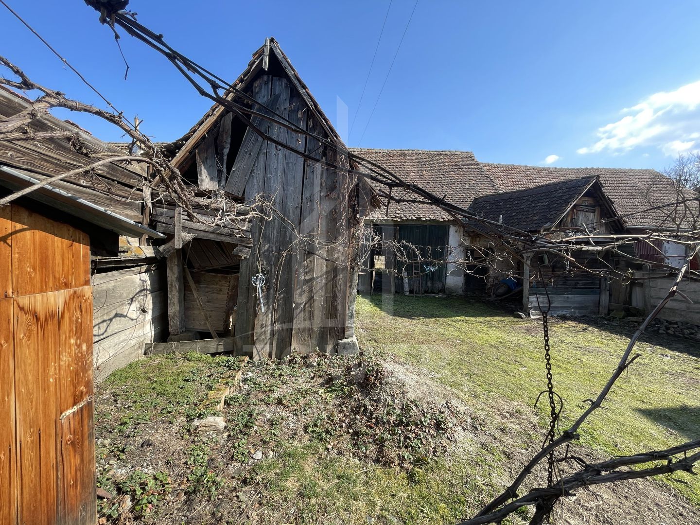 Casă individuală | 2 corpuri | Șură și anexe | teren 1460 mp – Porumbacu De Jos - Poză 24