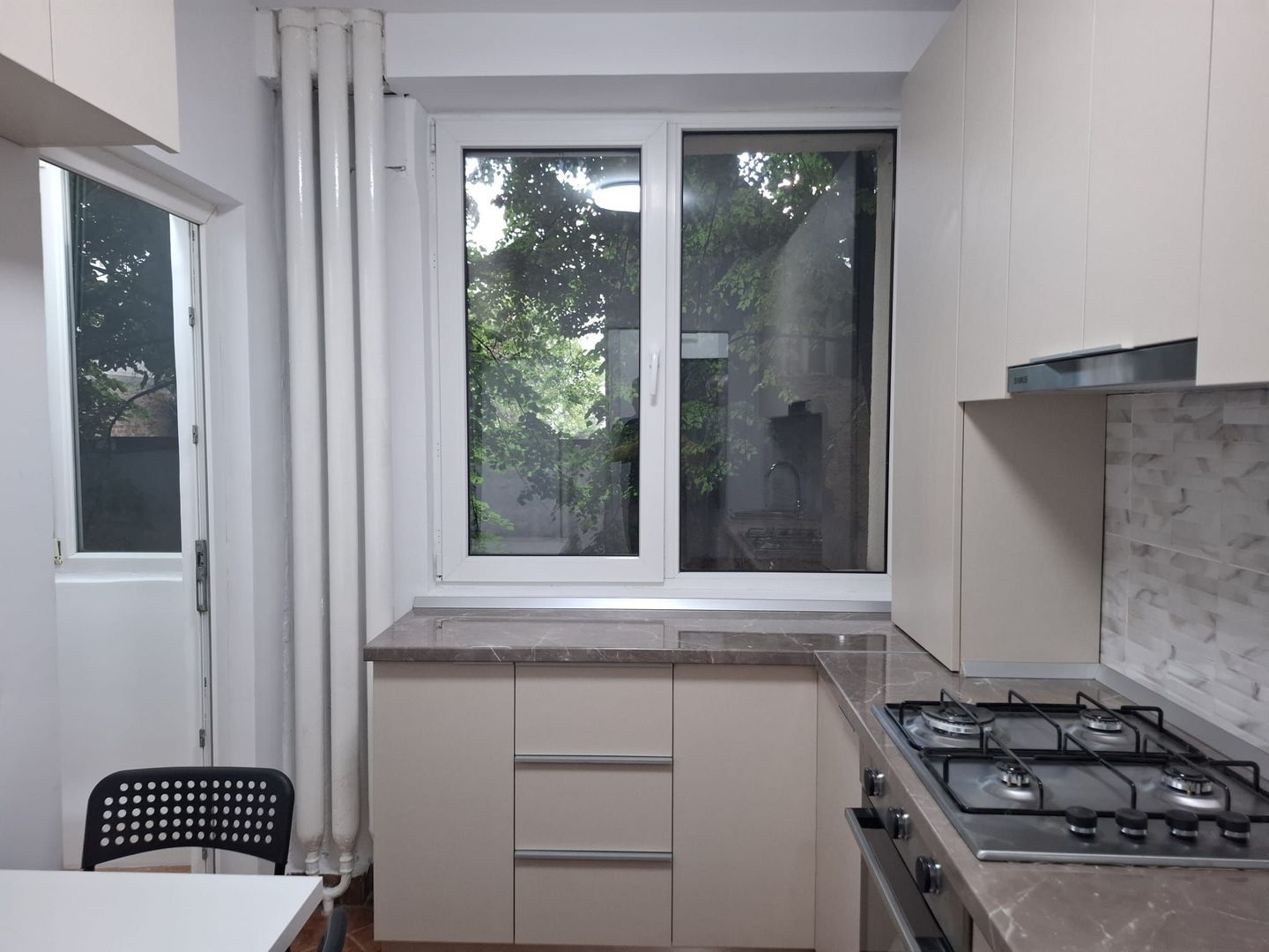 URGENT!, renovat complet, vedere spate, mobilat/utilat modern, liber - Poză 11