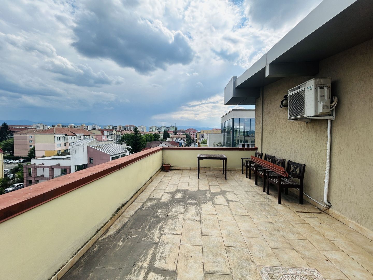 Penthouse de inchiriat, zona buna, terasa mare, mobilat si utilat - Poză 2
