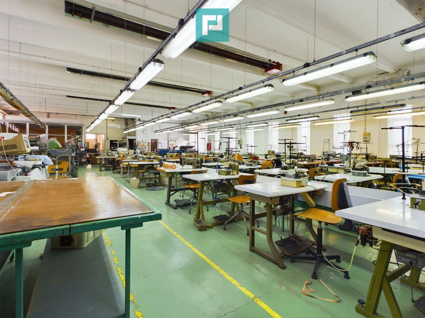 Spațiu industrial cu platformă betonată și teren - Poză 4