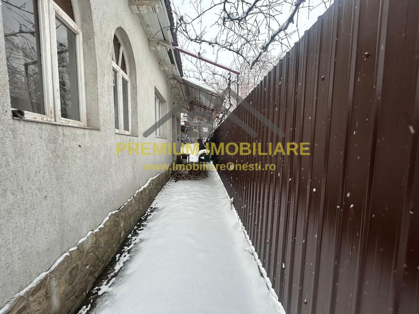 Casă batraneasca+ teren 999 mp intravilan în Oituz - Poză 2