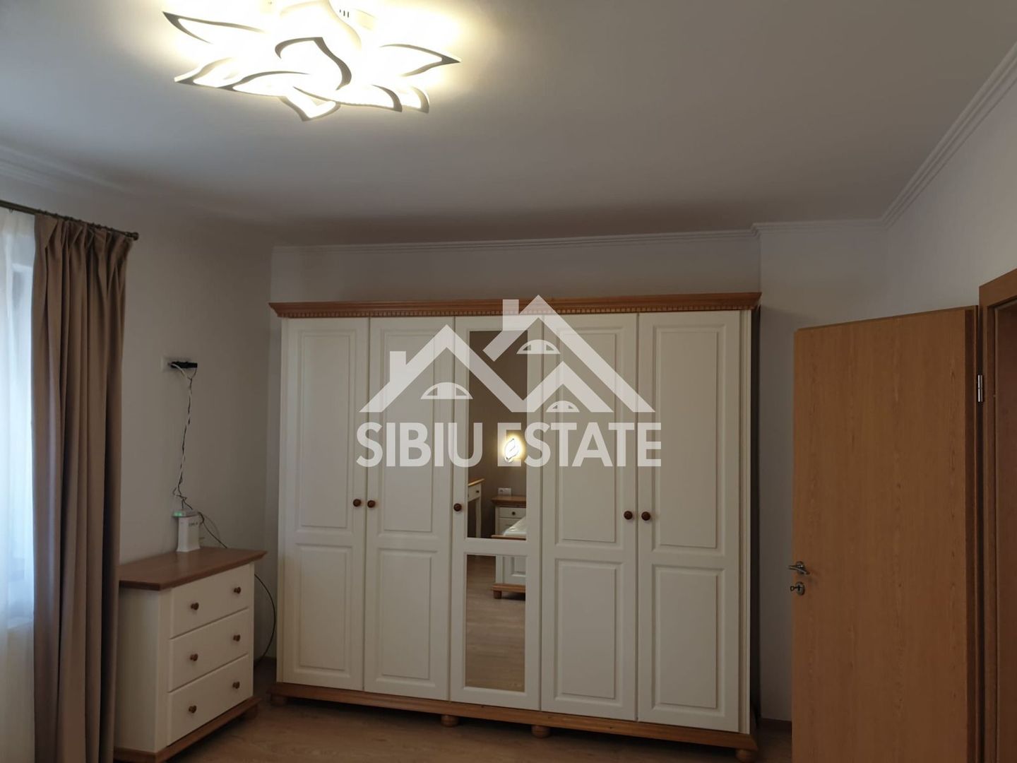 Apartament modern de inchiriat 3 camere, curte, garaj  Zona Sub Arini - Poză 18