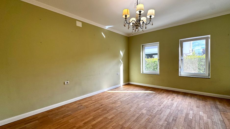Casa spațioasă, cu teren generos, zona liniștită - in Braytim - Poză 8