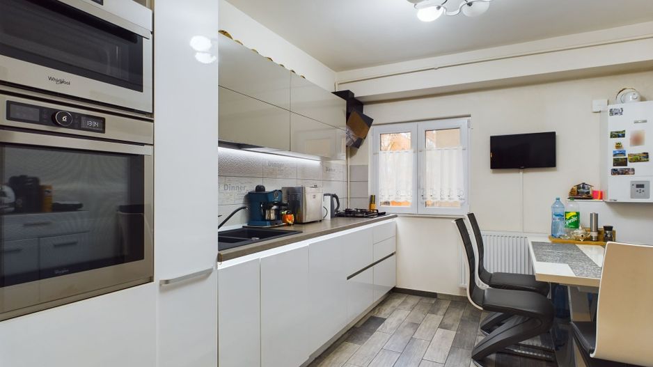 Apartament cu 5 camere in zona UMT 105mp - Poză 2