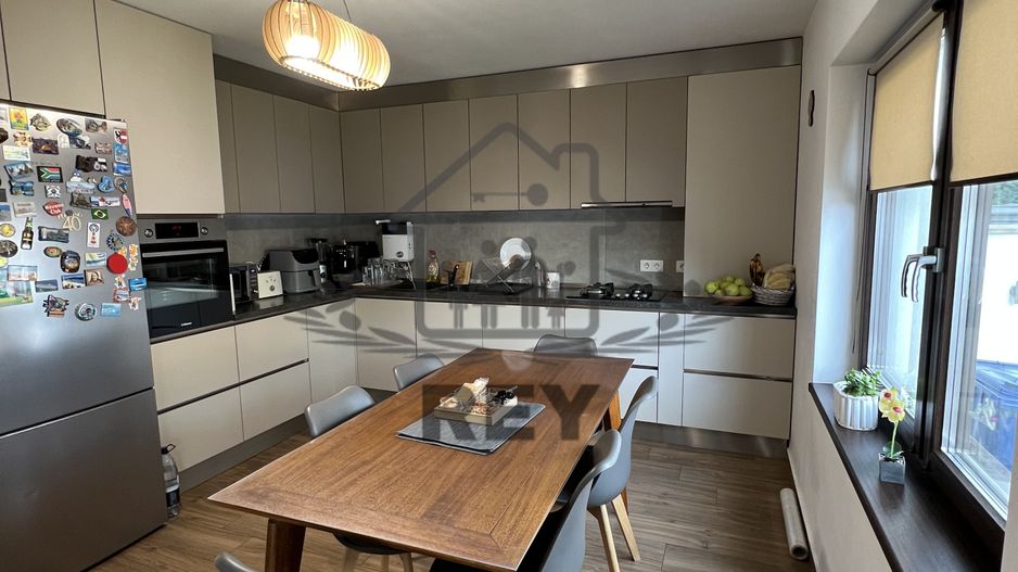 Casă de tip triplex la vânzare 6 camere /Șelimbăr /Secția 1 de Poliție - Poză 2