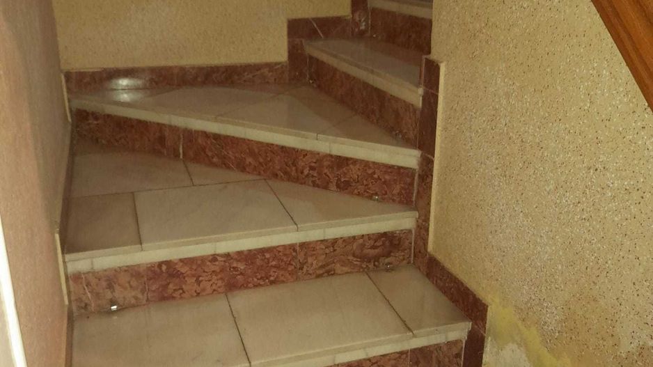 Casa cu etaj, 4 camere, central, cu acces auto in curte - Poză 7