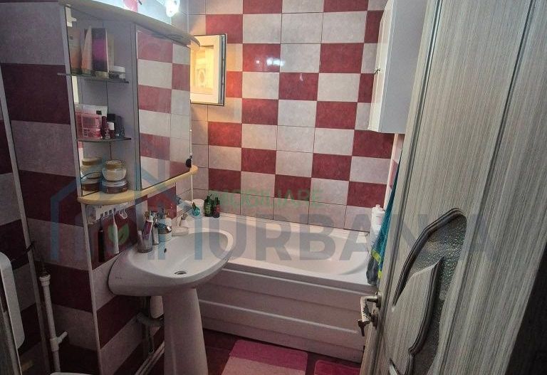 Apartament 3 camere, Podu Roș, modernizat și mobilat - Poză 5