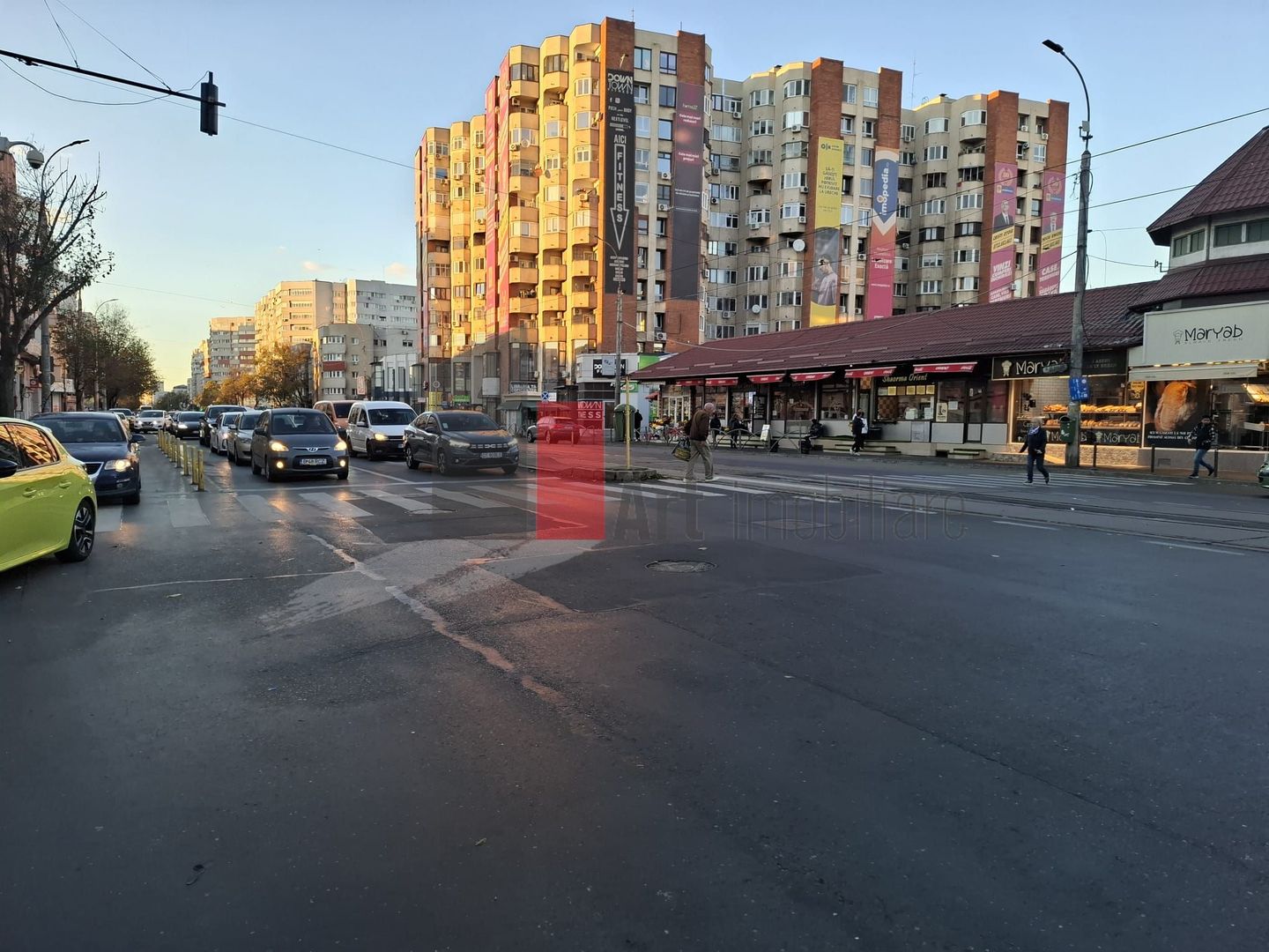 Spatiu stradal Piata 1 Mai, vizibilitate, trafic pietonal si auto - Poză 5