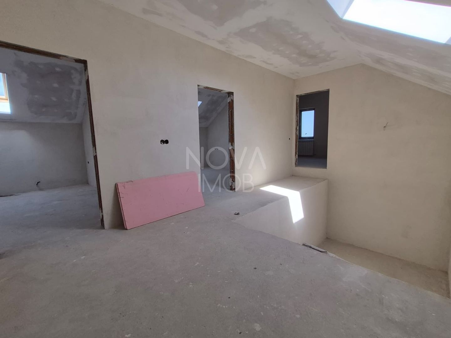 Casa generoasa cu 7 camere, 3 bai, dressing si parcare – Sura Mica - Poză 11