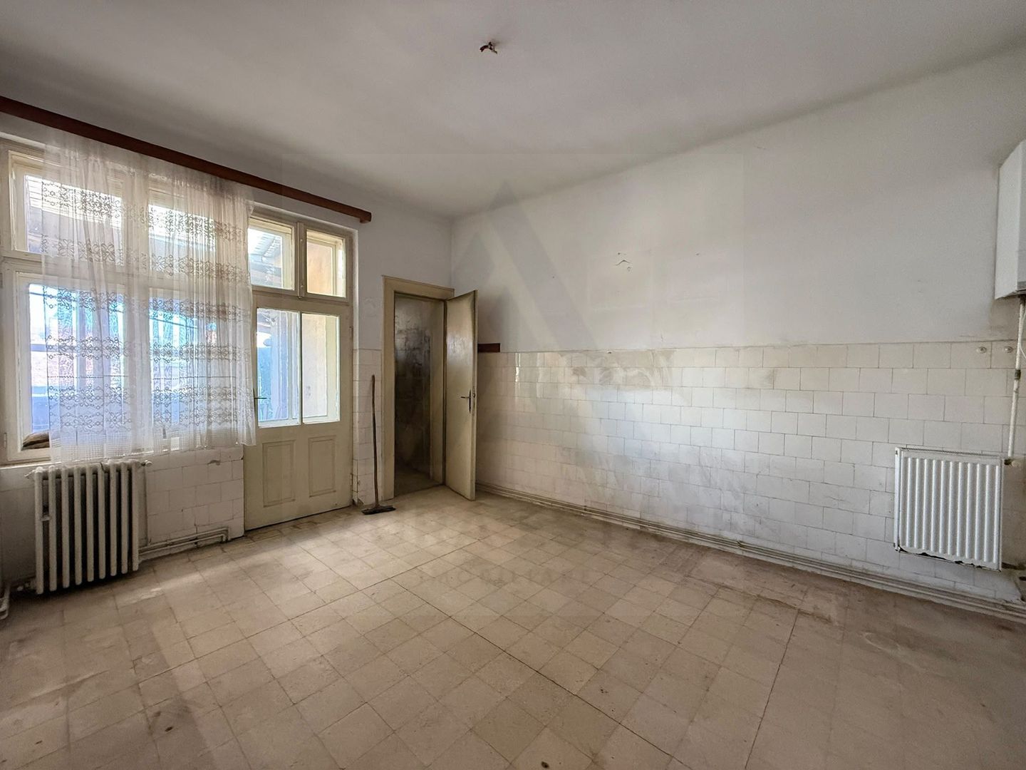 Apartament la casa 4 camere 4 bai 219.5 mp utili si garaj zona Central - Poză 7
