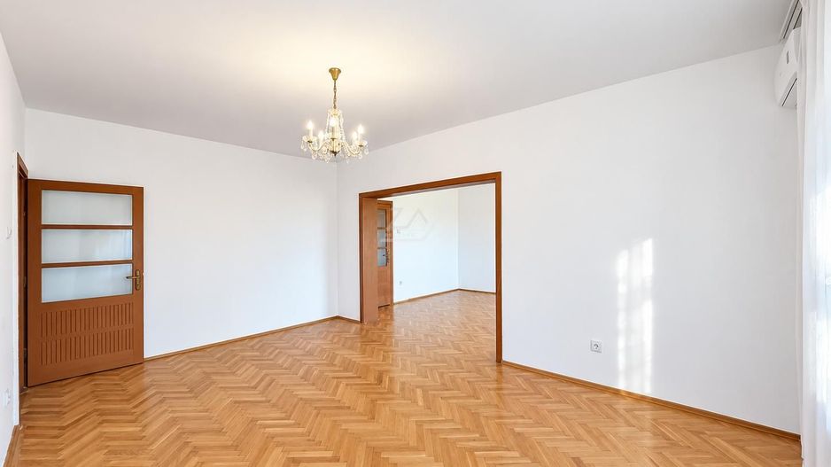 Bloc tip asociatie - zona Kiriac. 4 camere, 3 balcoane. Garaj si boxa. - Poză 2