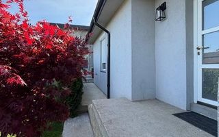 Casă modernă cu spațiu comercial de vânzare pe teren de 500 mp în Holboca - Poză 6