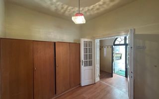 Casa in Piata Cluj, P+Demisol, curte comuna - Poză 4
