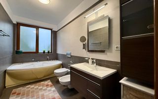 Apartament în vilă, curte, la cheie, parcare, Europa - Poză 8