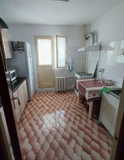 APARTAMENT 3 CAMERE ETAJ 6/8 BLOC 1981 METROU GORJULUI - Poză 3