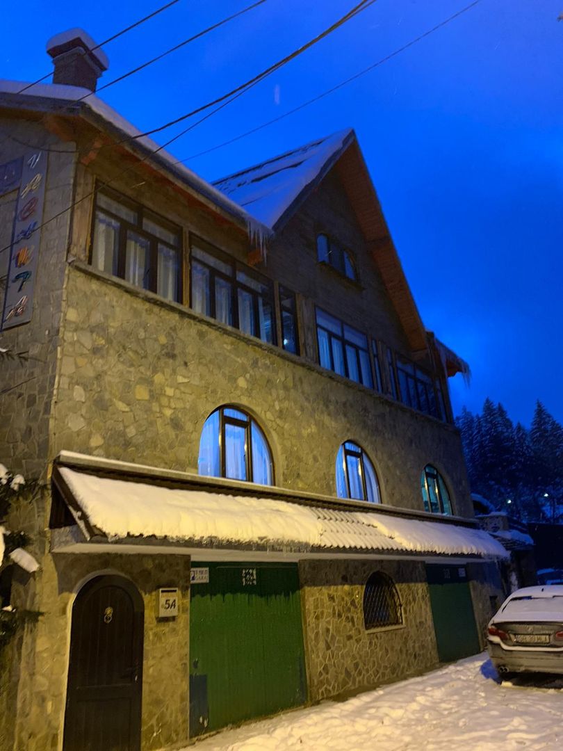 Vila Predeal 500 mp de renovat potential 6 apartamente 3 garaje - Poză 11