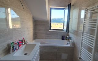 Locuință modernă, 2 camere decomandate, bloc tip vilă, Sânpetru - Poză 11