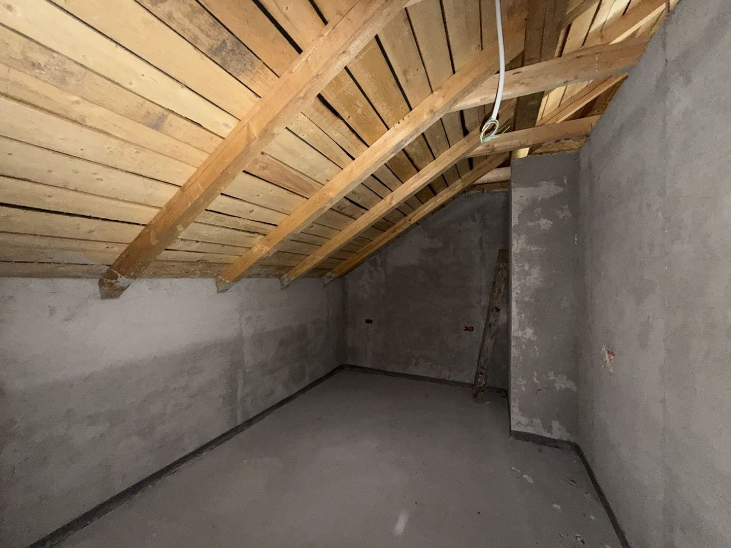 Casa la gri, 4 dormitoare, 3 bai, teren 400 mp - Poză 9