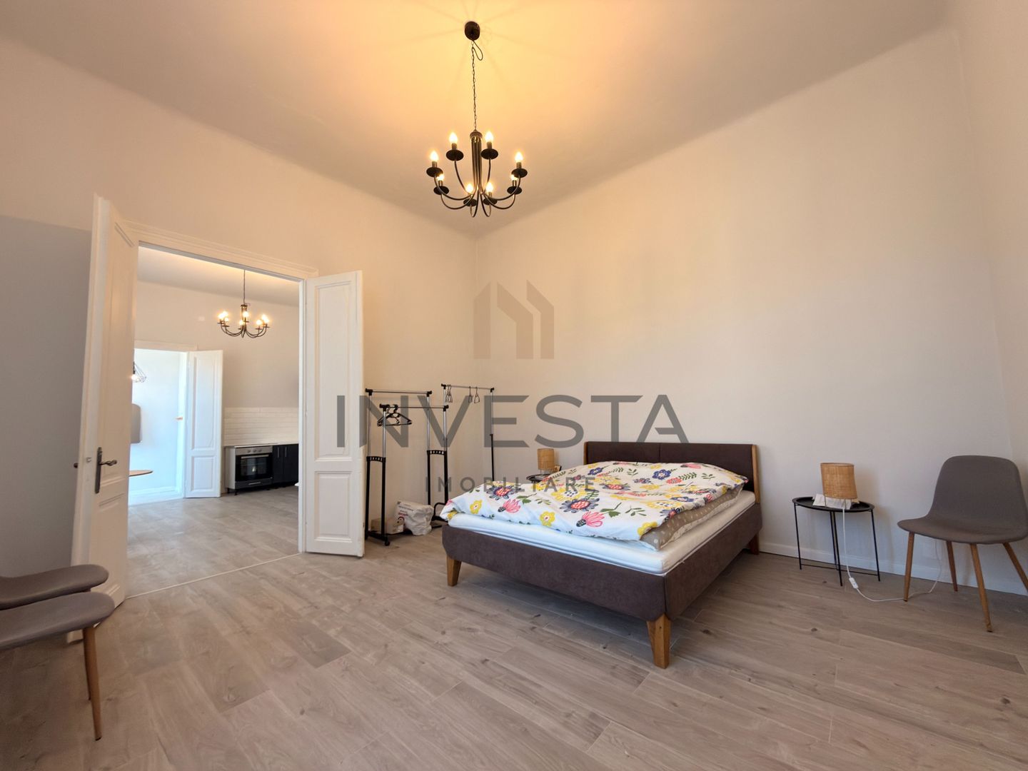 Apartament cu 3 camere si balcon, in Centru, langa Tribunal! - Poză 1