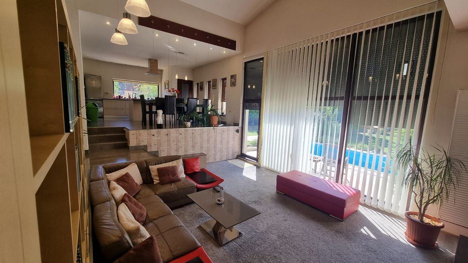 Vilă cu 4 camere de închiriat în zona Braytim cu piscina - Poză 5