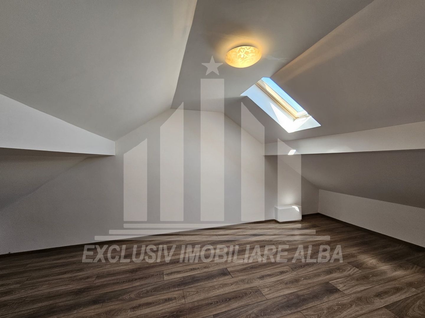 Apartament cu 4 camere si scara interioara de vanzare, Lipoveni - Poză 11