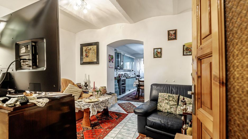 Casă cu 2 apartamente la un pas de centrul orașului! - Poză 7