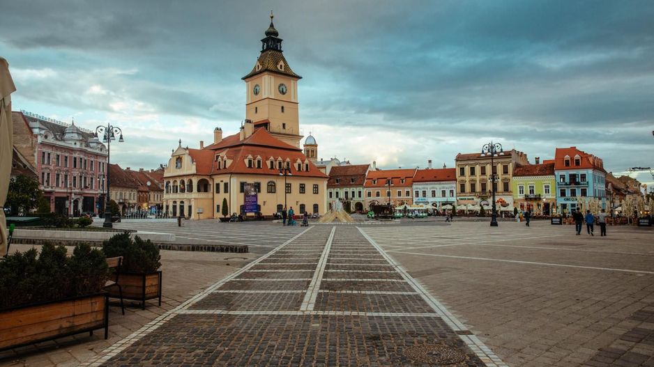 Piata Sfatului, apartament  deosebit, luminos, cu priveliște frumoasă - Poză 1