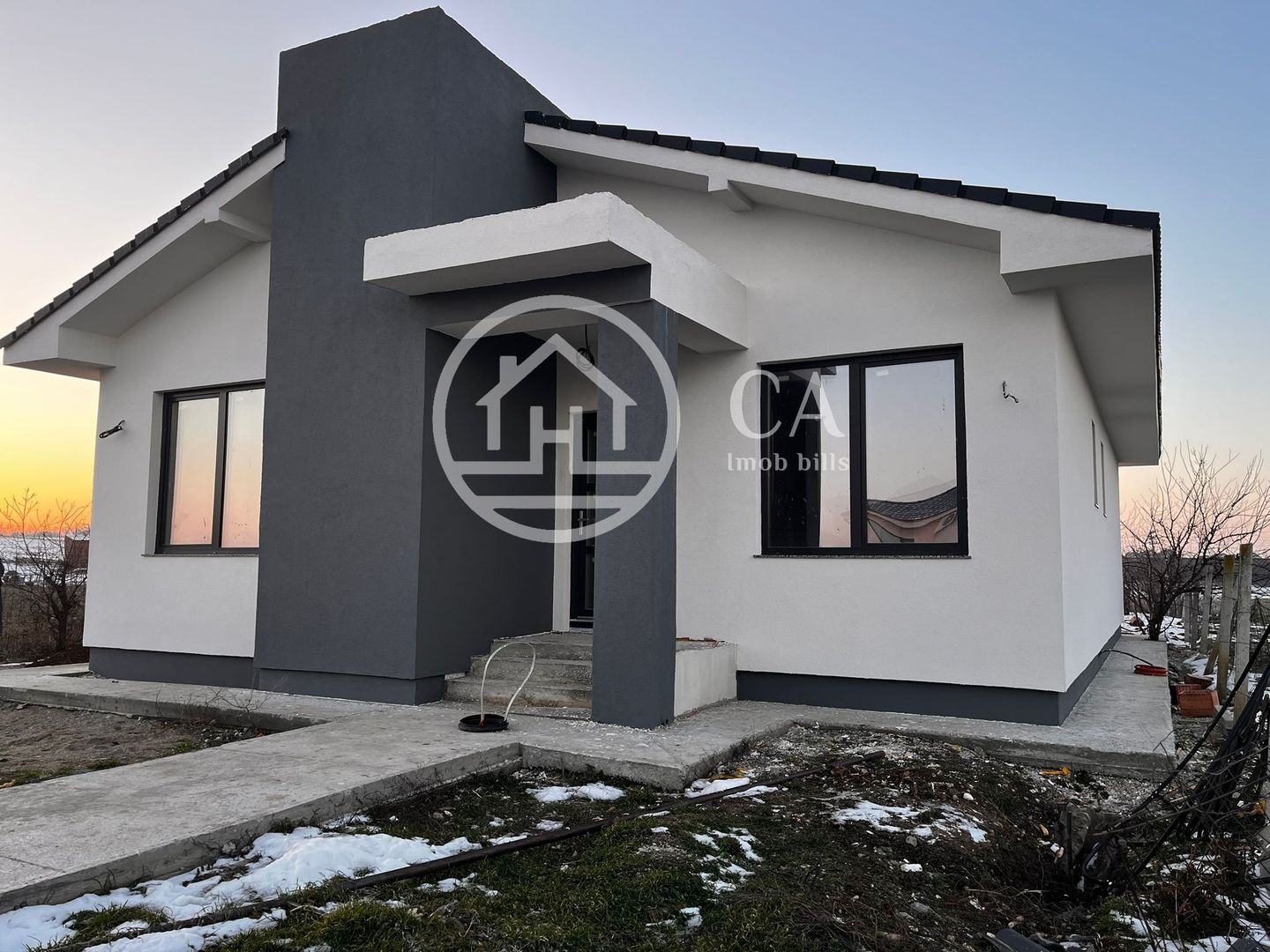 Casă de vânzare cu 4 camere in cartierul Bălcescu, Oradea - Poză 1