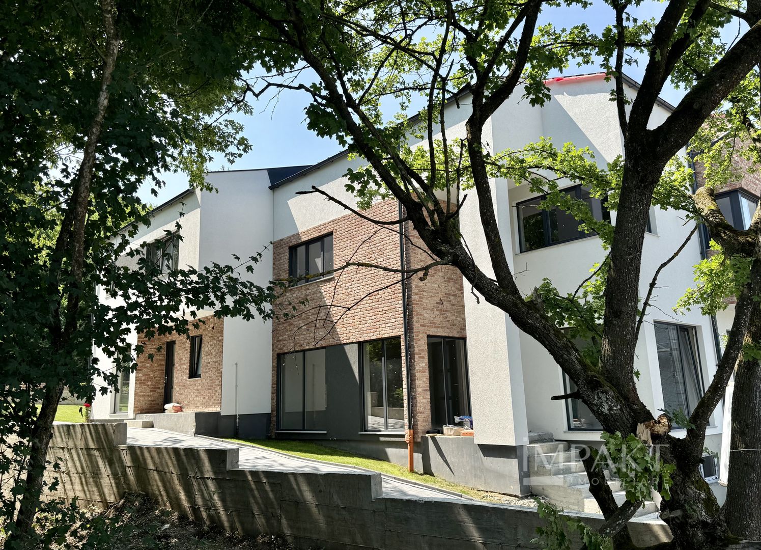 Case cuplate la liziera padurii , ideale pentru 2 familii ! - Poză 1