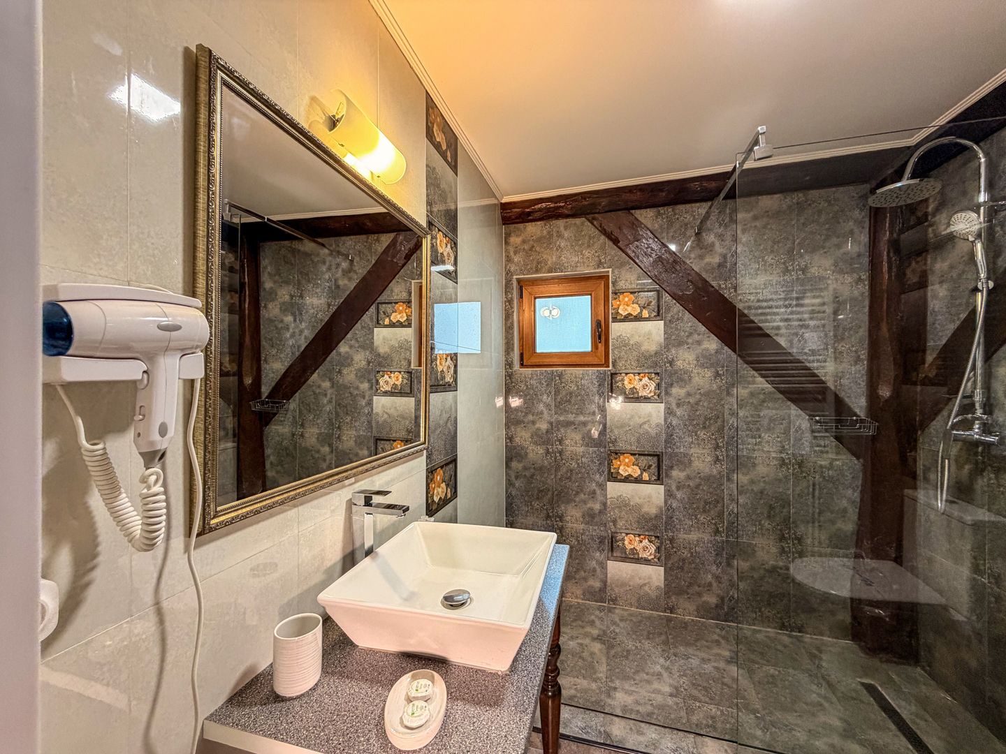 Hotel / Pensiune cu 10 camere de vânzare - afacere la cheie - Poză 4