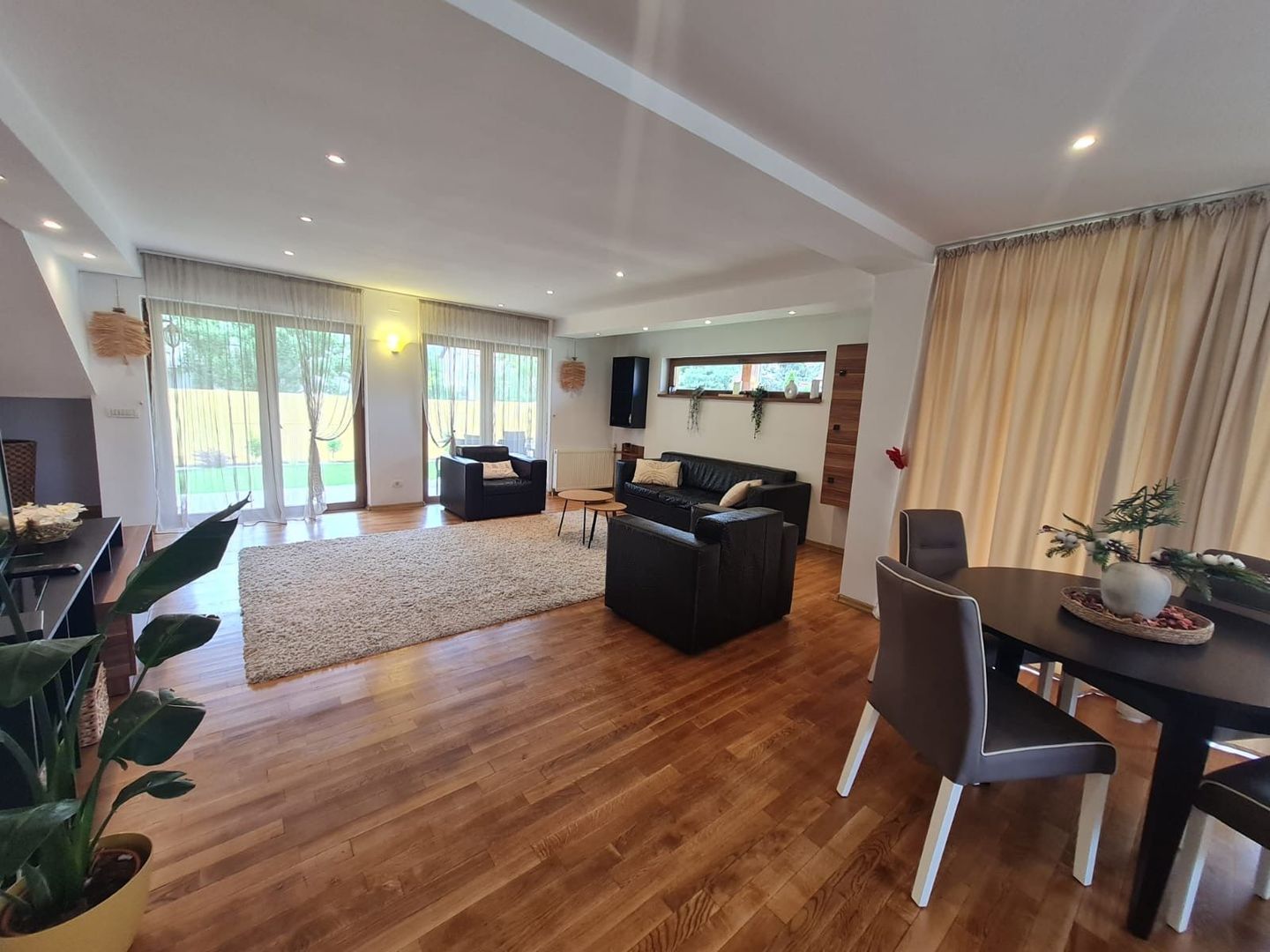 Vila spațioasă și recent renovată în Ghiroda! - Poză 56