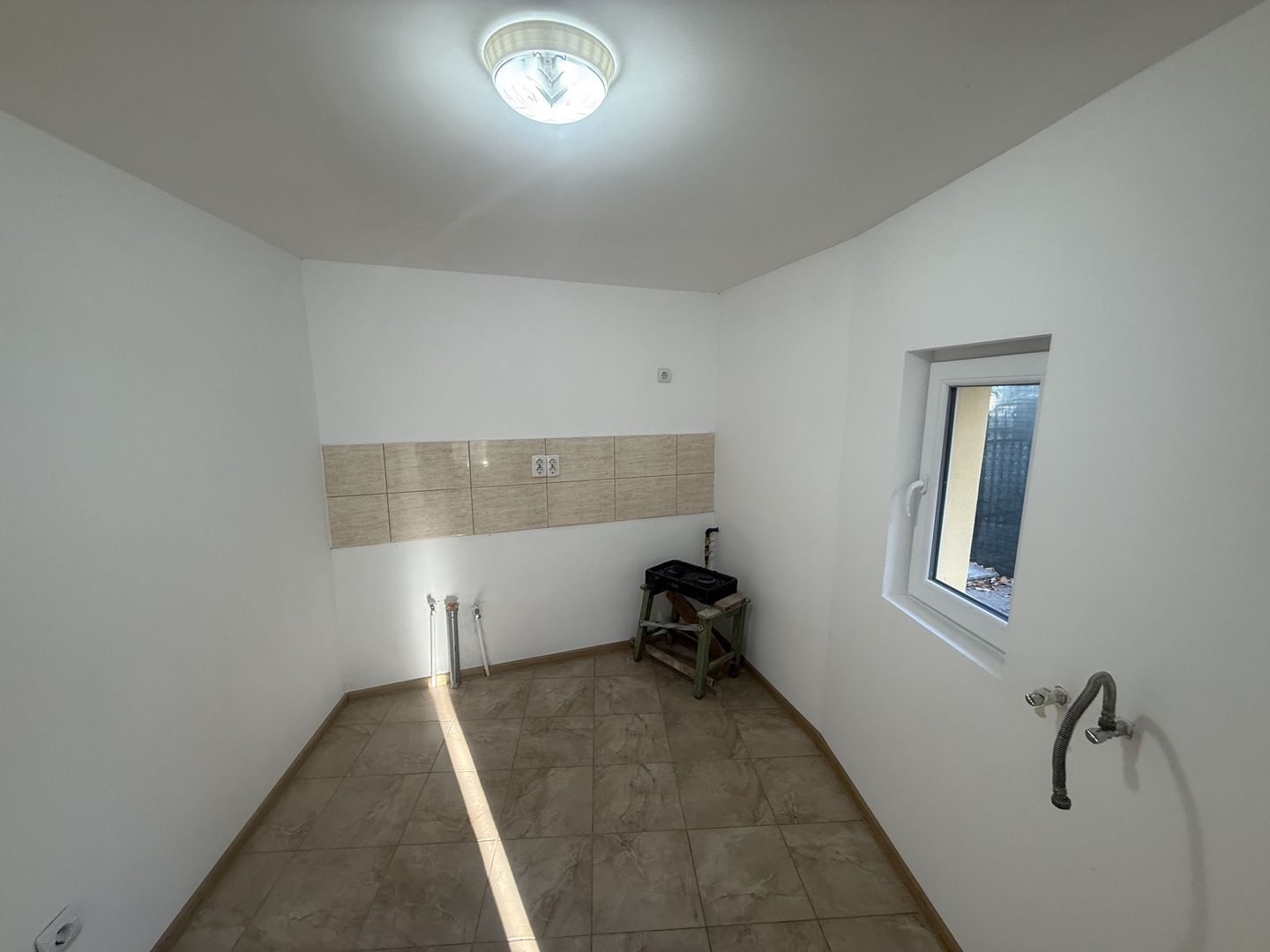 2 corpuri de Casă renovate + teren 125 mp Campina - Poză 14