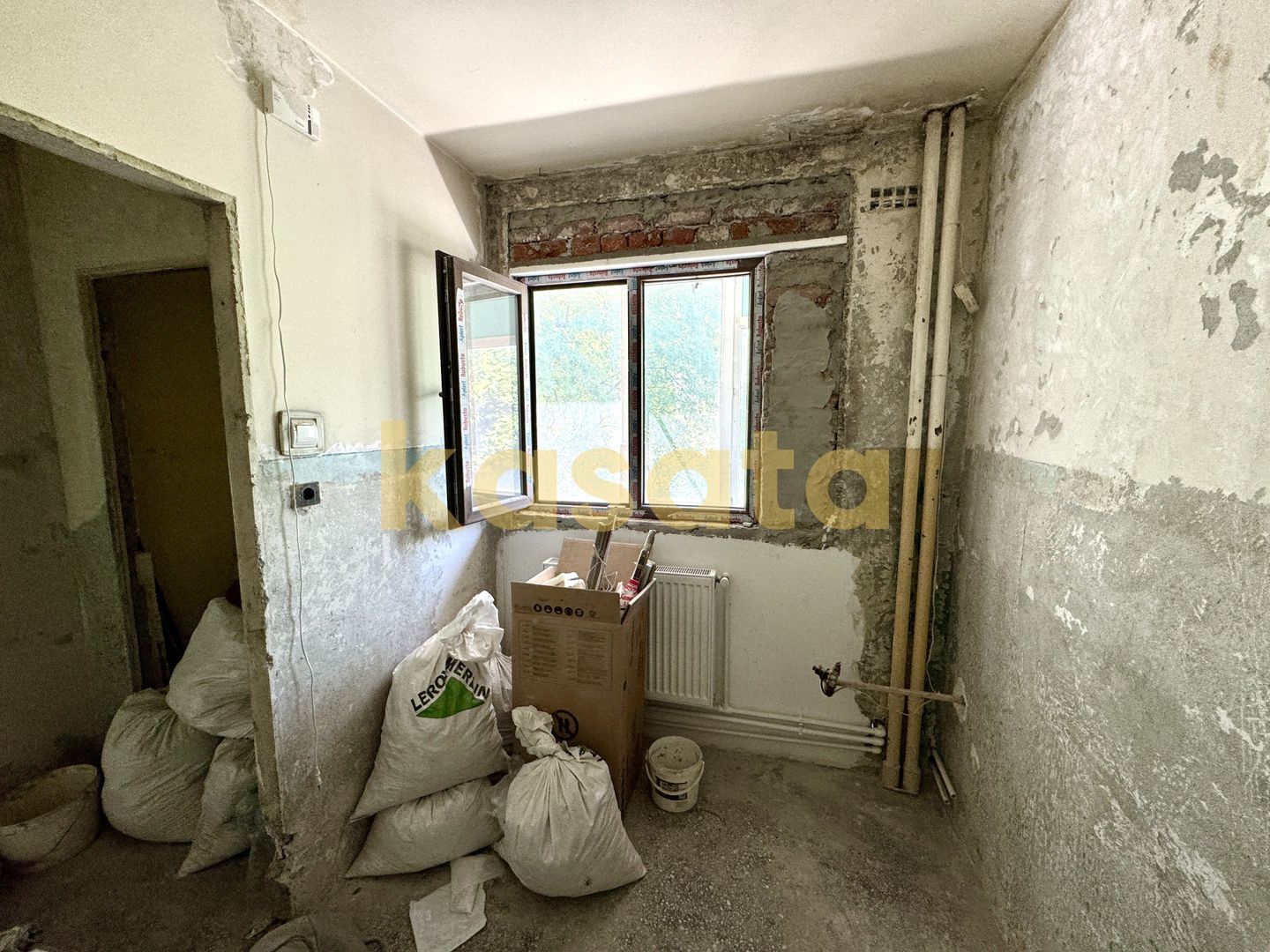 Pentru renovat - vanzare 2 camere la 200 de metri de statia de metrou - Poză 6