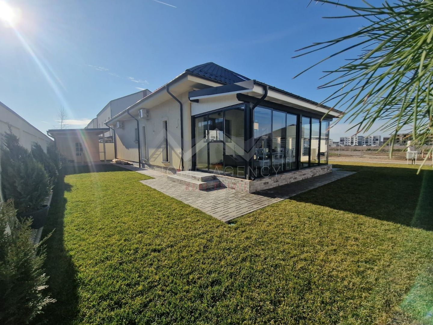 Casă complet mobilată și utilată, cu grădină amenajată | teren 500 mp - Poză 4