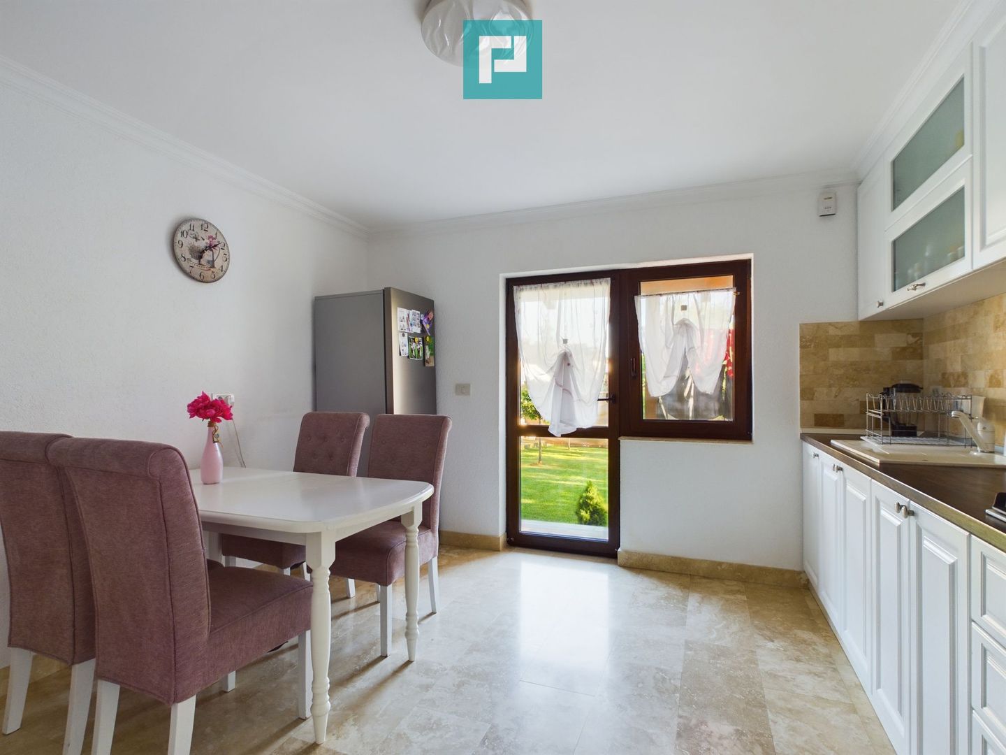 Vilă cu mansardă în Bujac - Poză 15