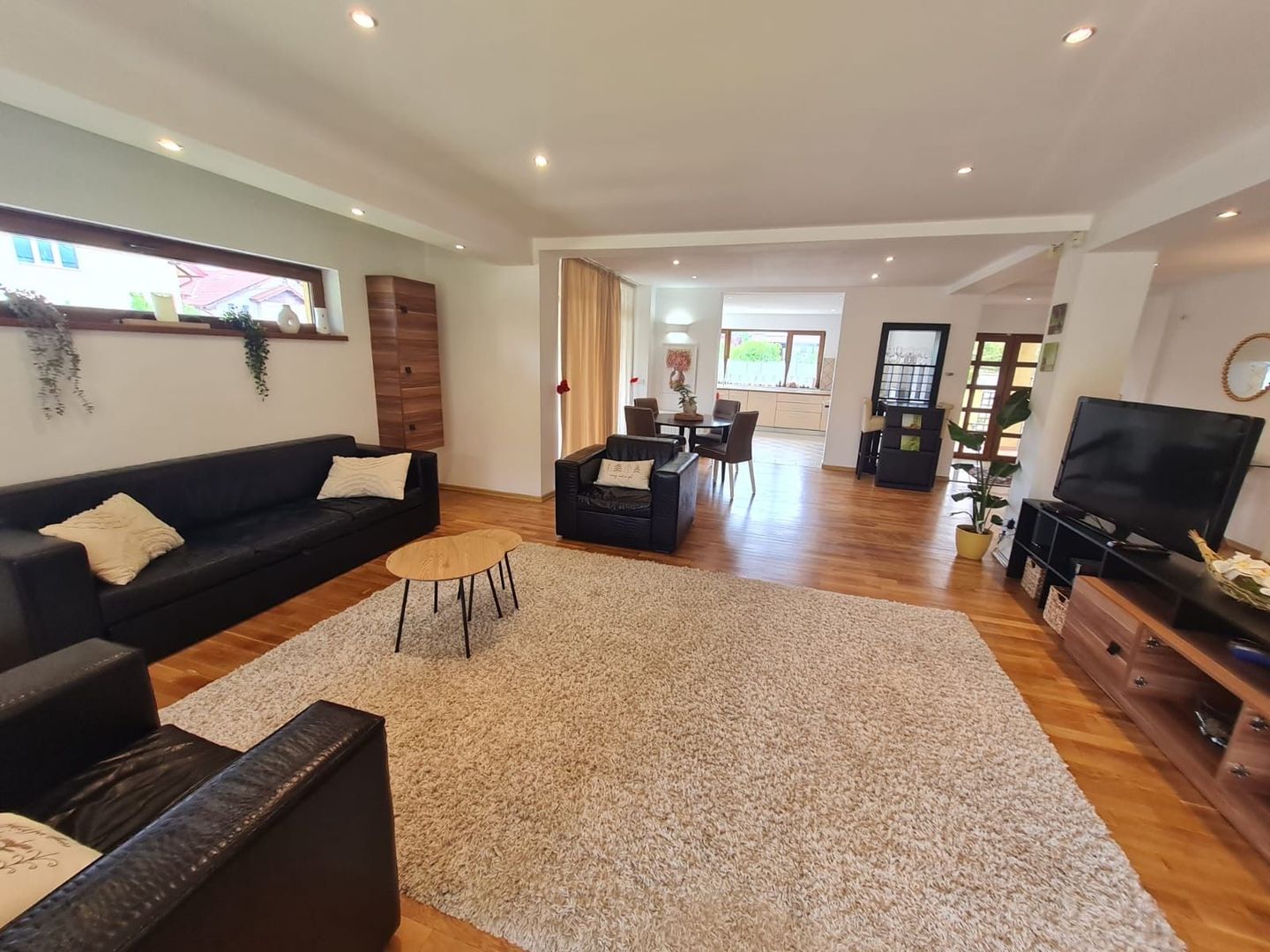 Vila spațioasă și recent renovată în Ghiroda! - Poză 57