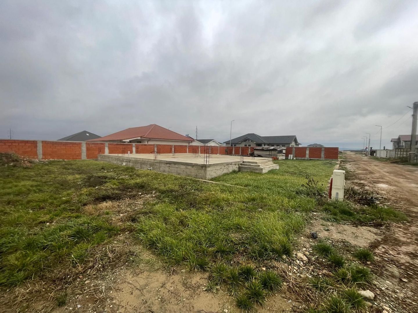 Teren intravilan, fundatie proiect casa, gard si utilitati-Zona Cheriu - Poză 2