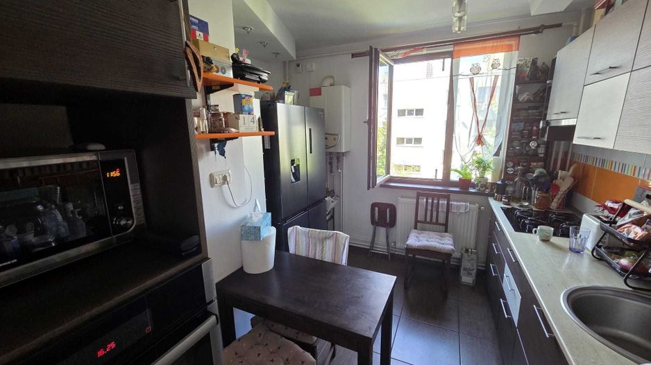 Vanzare Apartament 4 camere, 2 băi, balcon mare, centrala, boxa – Drumul Taberei - Poză 3