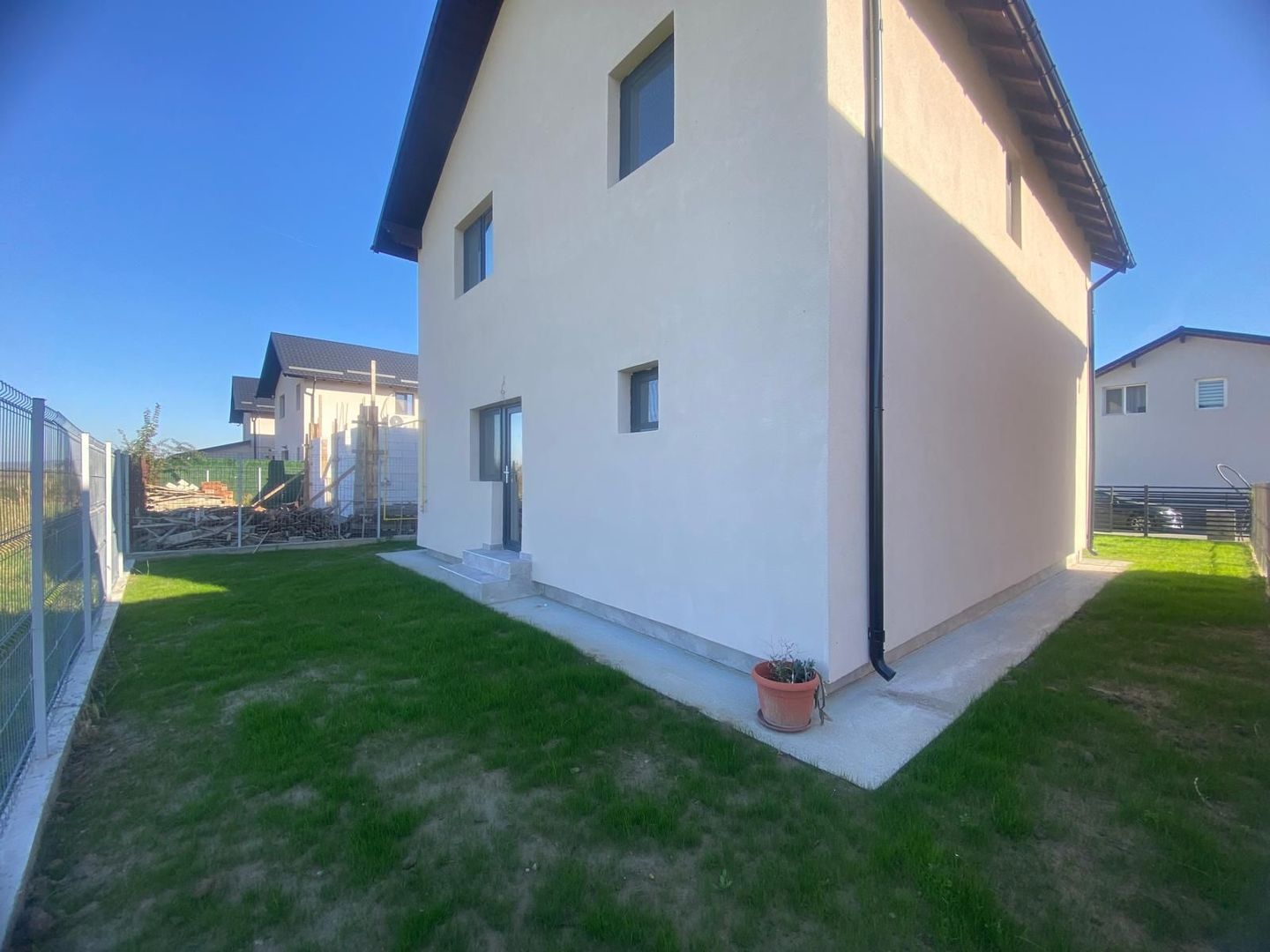 Casa la cheie! Vanzare casa cu 4 camere in Priseaca - Poză 2