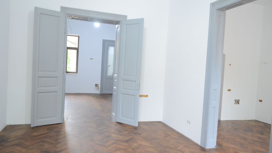 Apartament renovat in cladire interbelica, zona centrala - Poză 2